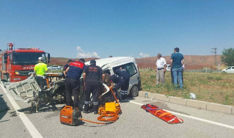 Otomobille hafif ticari araç çarpıştı: Yaralılar var!
