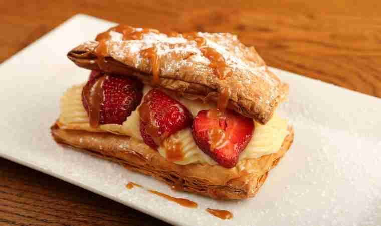 Lezzeti ile gönlünüzü fethedecek: 10 dakikada hazır milföy tatlısı tarifi...