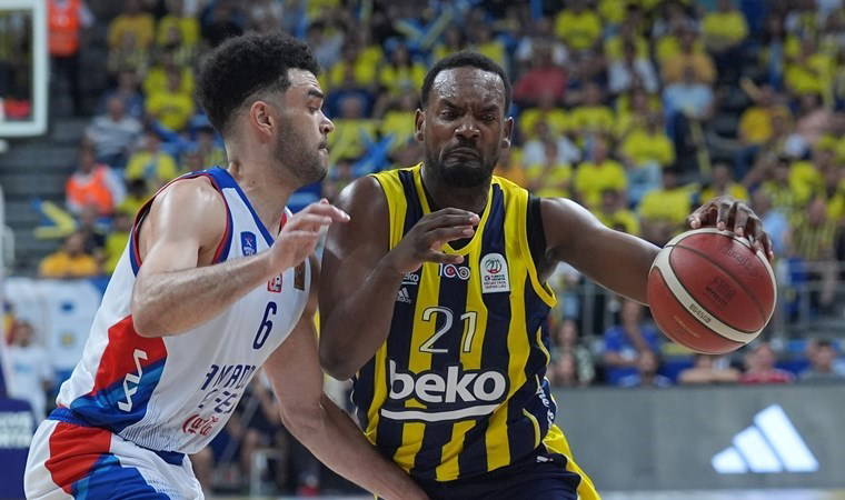 Anadolu Efes son saniyede Fenerbahçe Beko'yu devirdi: Seriyi 2-1'e taşıdı