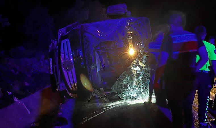 100 metre sürüklendiler! Kastamonu'da yolcu otobüsü devrildi: 10 yaralı