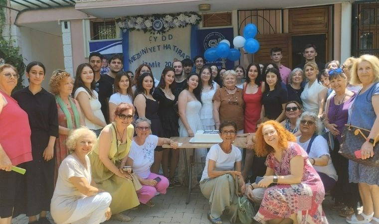 ÇYDD İzmir Şubesi’nde mezuniyet heyecanı