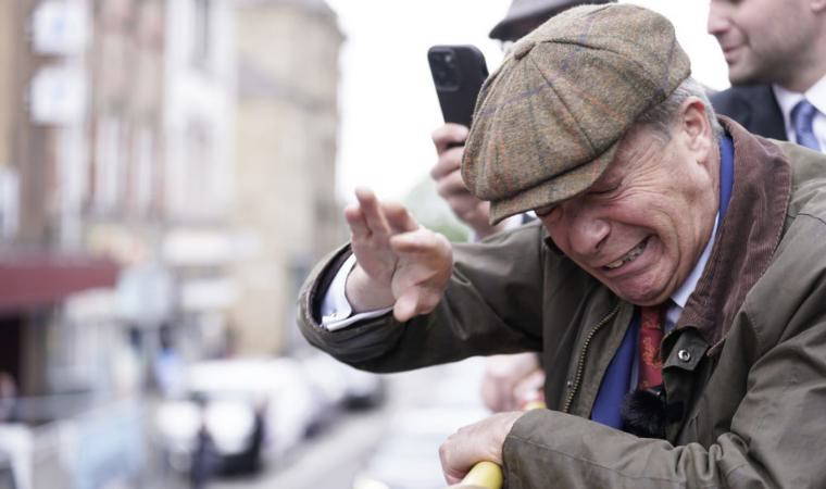 Otobüse büyük cisimler fırlattı... İngiliz sağcı aday, seçim kampanyası esnasında taşlandı