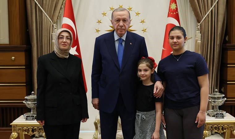 Erdoğan, Sinan Ateş'in eşi Ayşe Ateş ile görüştü... Ayşe Ateş'ten ilk açıklama: 'Yarın ne konuşacağını düşünsün...'