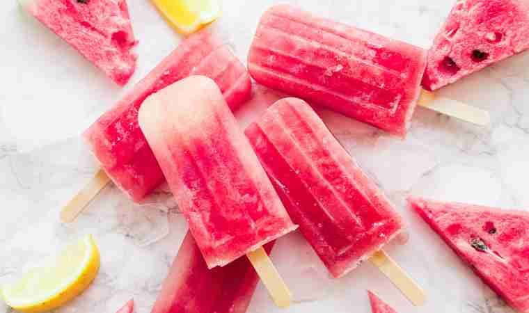 Sıcaklarda ferahlamanın en basit yolu... Karpuzlu dondurma tarifi!