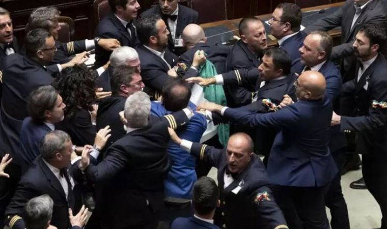 İtalya parlamentosunda yumruklar havada uçuştu