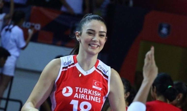 Milli voleybolcu Zehra Güneş'in aile fotoğrafına 'boy' yorumu yağdı