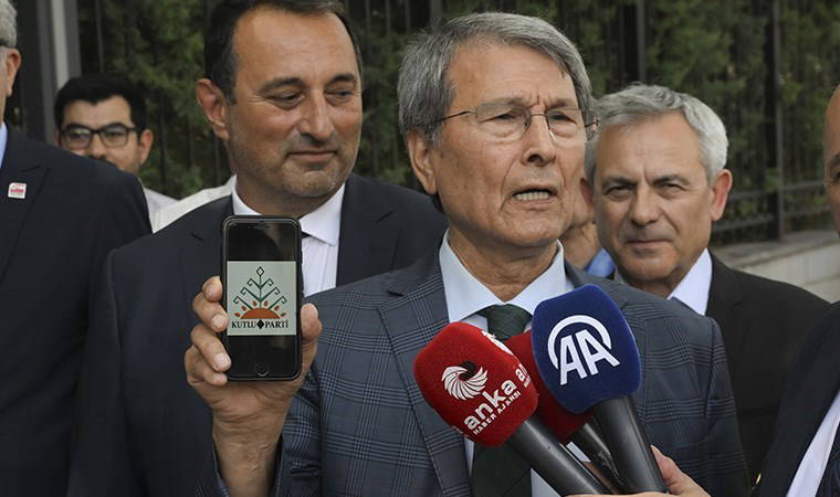 Yusuf Halaçoğlu 'Kutlu Parti'nin kuruluş dilekçesini İçişleri Bakanlığına verdi