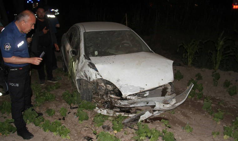 Otomobil ağaca çarpıp sebze bahçesine girdi: 5 yaralı