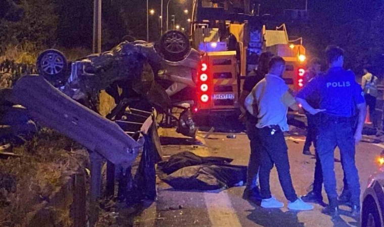 Kocaeli'nde otomobil devrildi: 3 kişi hayatını kaybetti