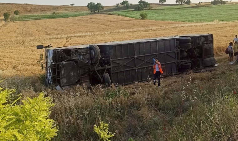 Denizli'de yolcu otobüsü devrildi: 12 yaralı