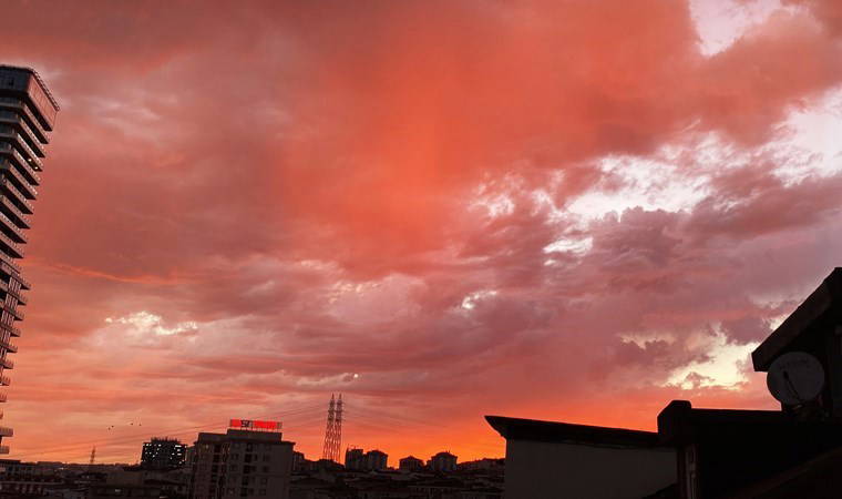 İstanbul'da gökyüzü 'kızıla' boyandı