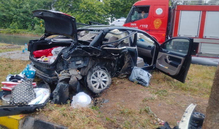 Otomobil beton direğe çarptı: Aynı aileden 4 yaralı!