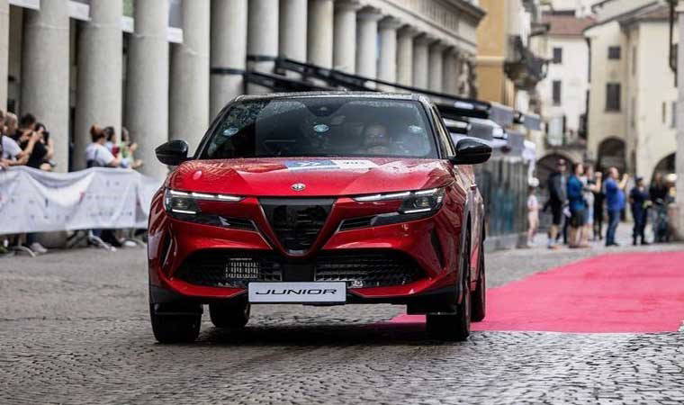 Klasik otomobil yarışına Alfa Romeo damga vurdu: Tam 400 model...