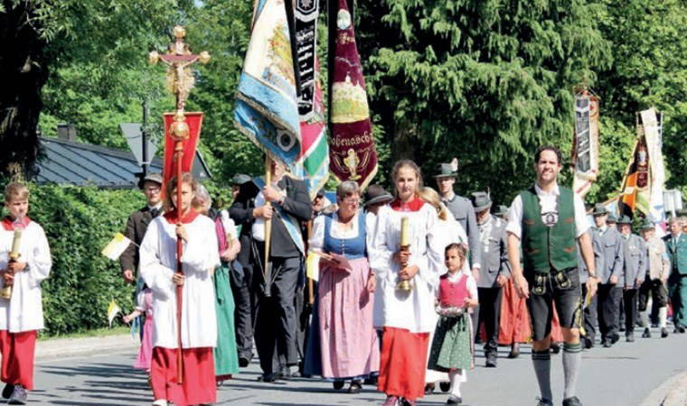 En önde başrahip arkasında politikacılar - AHMET ARPAD