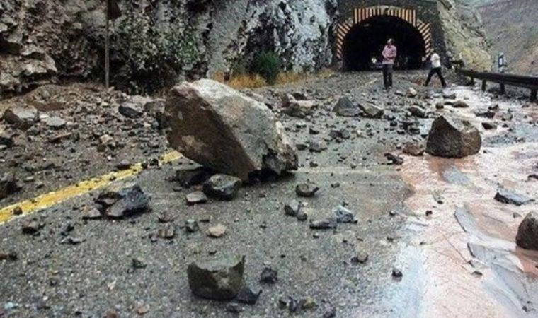 Maden ocağında heyelan meydana geldi... 4 kişi göçük altında kaldı