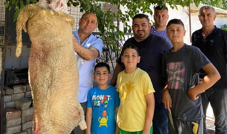 Belediye başkanı kendi kurbanını kendi kesti