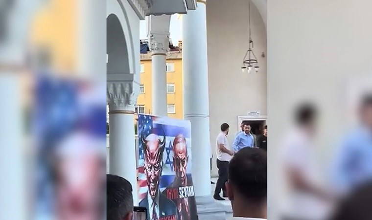 Bağcılar'da ilginç olay: Bayram namazı sonrasında Biden ve Netanyahu'yu 'taşladılar'