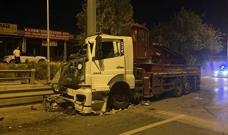 Ankara'da vinç yol tabelasına çarptı: 2 yaralı