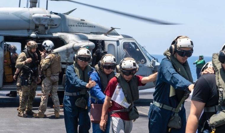 Husiler tarafından vurulmuştu... ABD, hasar gören geminin mürettebatını kurtardı