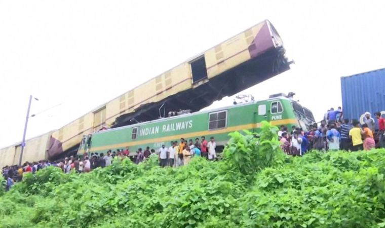 Hindistan'da iki tren çarpıştı: Ölenler ve yaralananlar var!