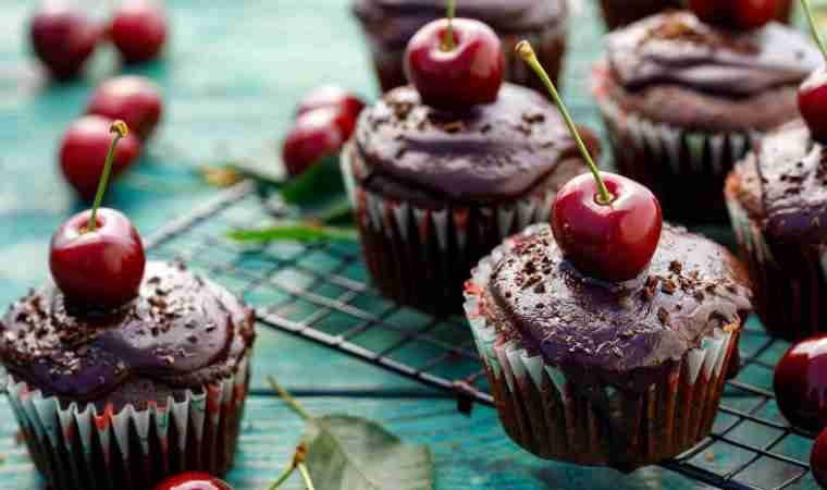 Çikolatanın yoğun lezzetine hayran kalacaksınız... Enfes vişneli muffin tarifi!