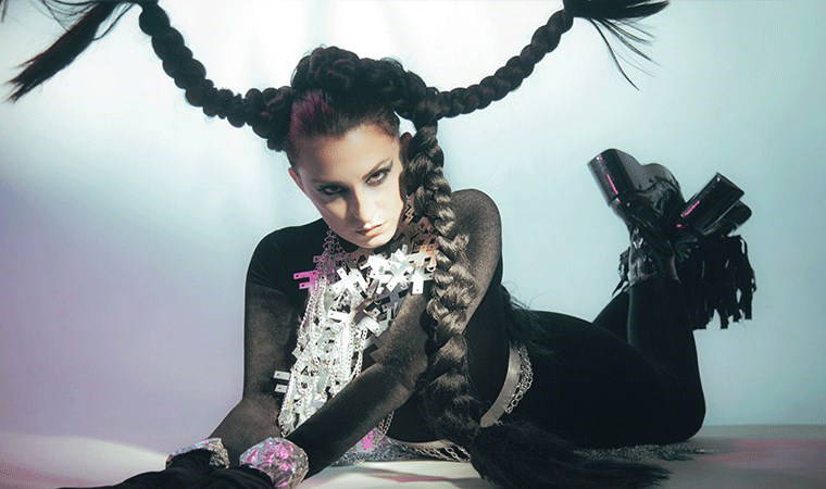 Deniz Taşar, güçlü sözlere sahip R&B vokalleriyle sevenlerini hayran bırakıyor