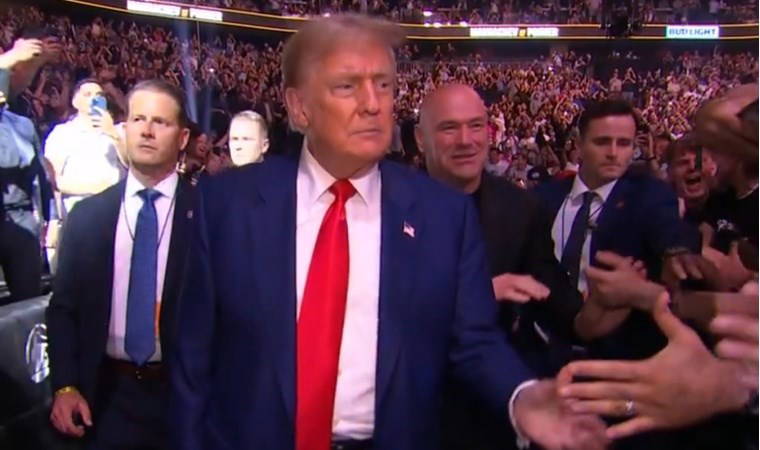 Trump'a izleyicilerden büyük övgü: UFC maçında sahneye çıktı!