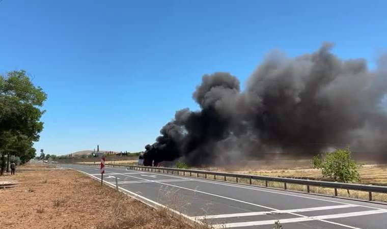Seçimlerin yenilendiği Hilvan'a giden polisleri taşıyan midibüs yandı