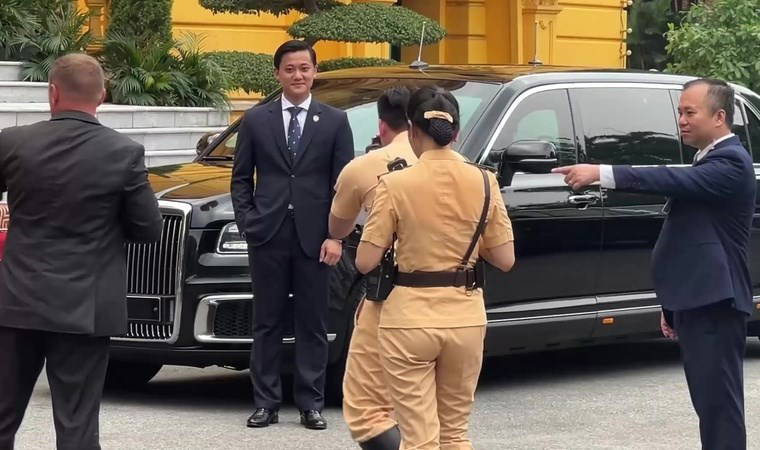 Polisler fotoğraf çektirmek için sıraya girdi...