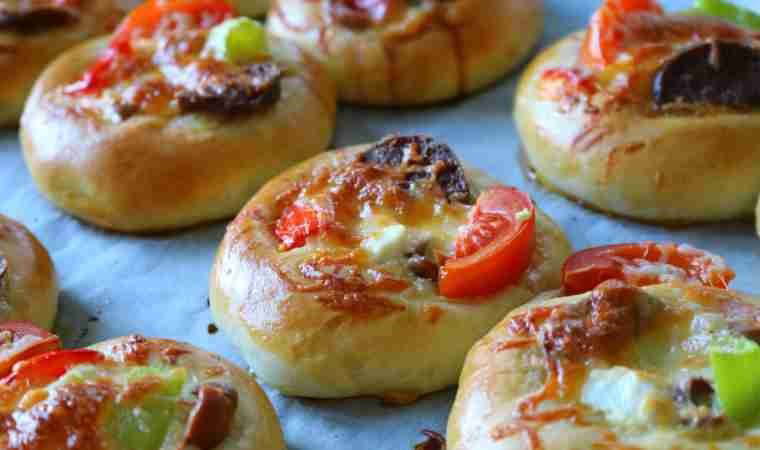 Kahvaltı sofralarına çok yakışacak... Bayatlamayan mini pizza tarifi!