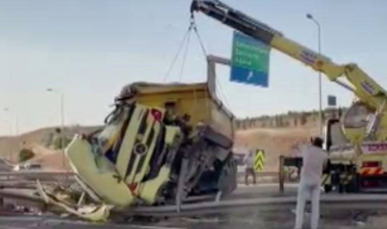 Gaziantep'te kamyon, çarptığı TIR'ın üstünde asılı kaldı: 1 ölü, 2 yaralı