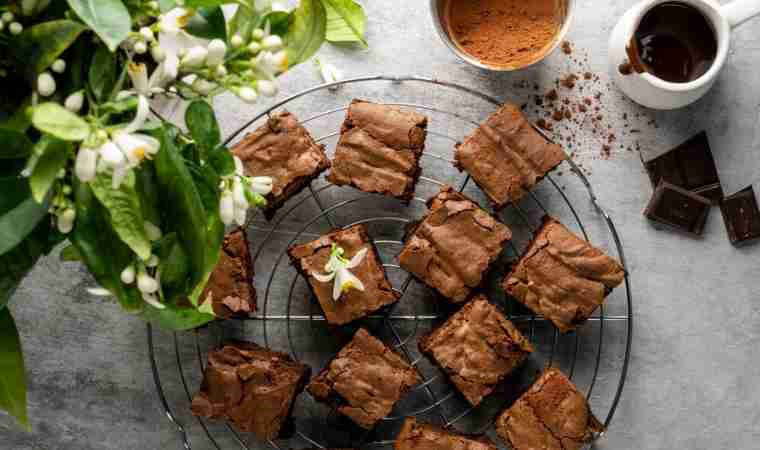 Tatlı krizlerine anında çözüm... Pişmeyen browni tarifi!