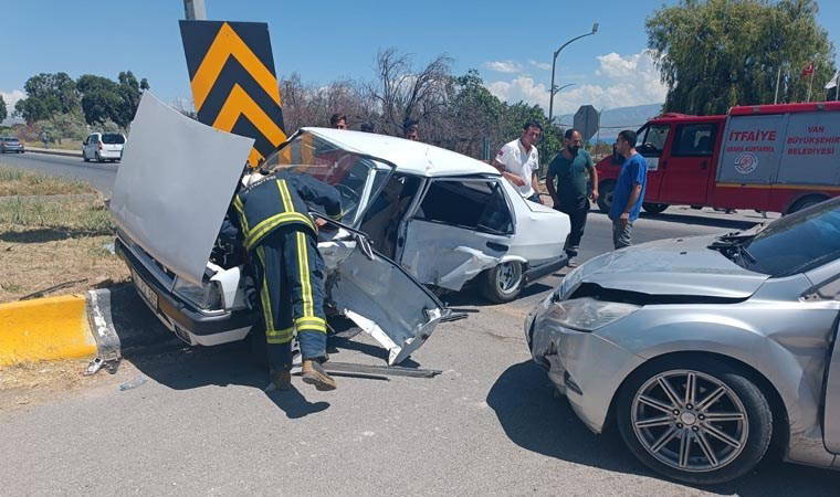 Van'da iki otomobil çarpıştı: 14 yaralı
