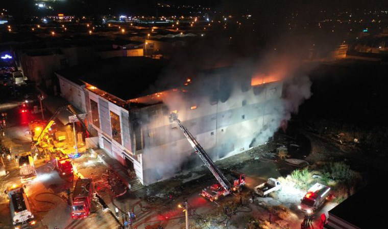 Aydın'da otluk alanda çıkan yangın fabrikaya sıçradı: Bir itfaiye personeli hastaneye kaldırıldı!