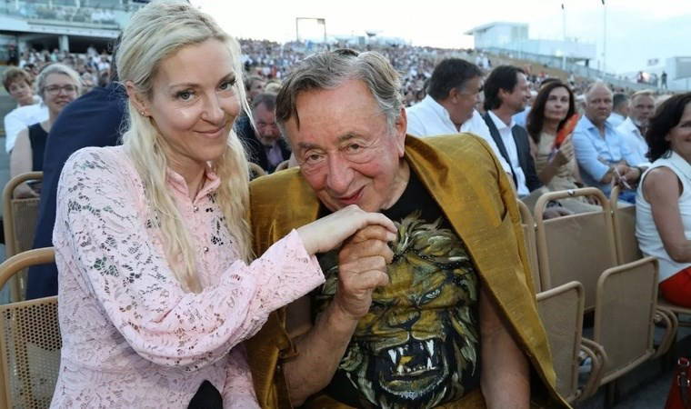 Kendisinden 49 yaş küçük aktrisle evliliği olay olmuştu...