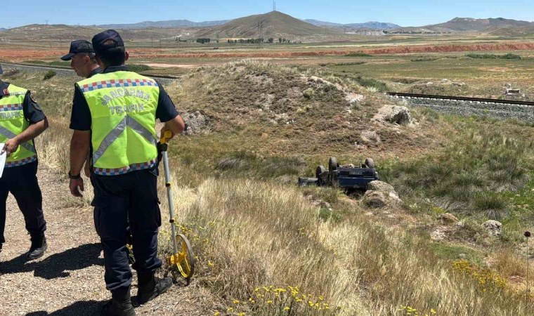 Pikap şarampole uçtu: Aynı aileden 4 kişi yaralandı