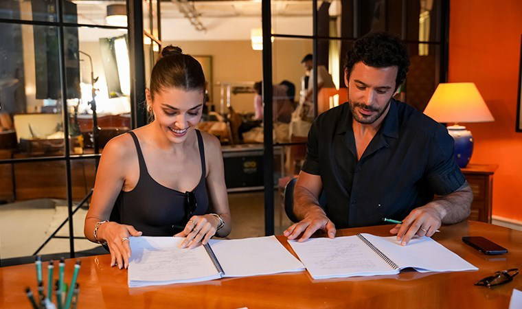 Hande Erçel ve Barış Arduç başrolde: 'Rüzgara Bırak' filminden ilk fotoğraf
