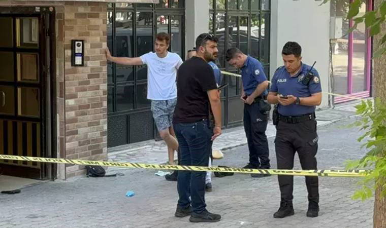 Kadın cinayeti: Eski sevgilisini apartman girişinde tabancayla öldürüp intihara kalkıştı