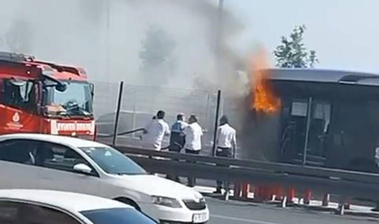 Metrobüste yangın paniği: Yolcular tahliye edildi, seferler durdu