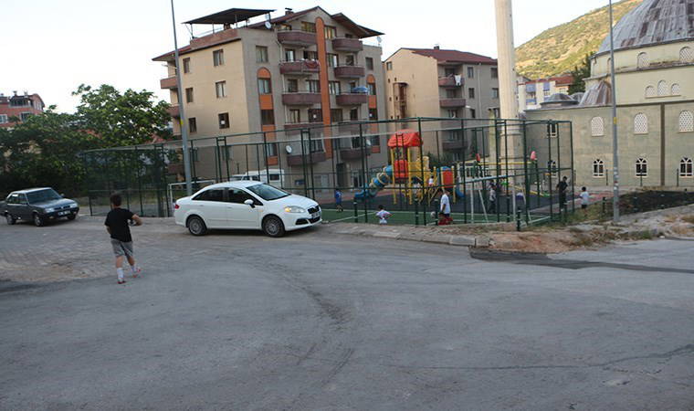 Parkta oynayan çocuğun omzuna yorgun mermi isabet etti