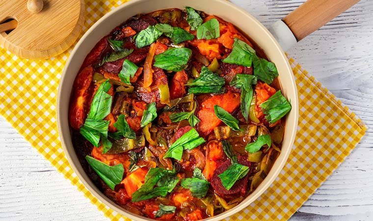 Glutensiz kahvaltıların lezzeti: Fesleğenli Domatesli Sucuk Tarifi