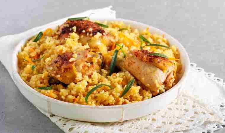 15 dakikada sofranızda olacak tavuklu bulgur pilavı tarifi... Akşam yemeğinde ne pişirsem derdine son!