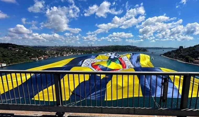 Fenerbahçe Beko'nun bayrakları köprülere asıldı