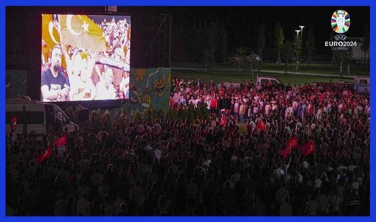 Vatandaşlar, Türkiye - Çekya maçını kurulan dev ekranlardan izledi