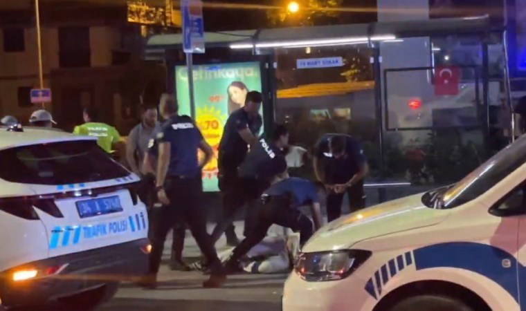 Kadıköy'de trafik kazasında 2 kişi yaralandı: Taraflar birbirine girdi, çok sayıda gözaltı var!