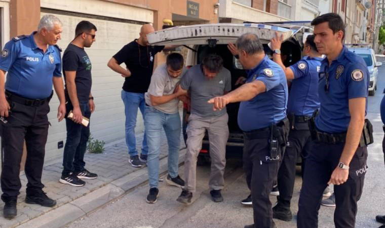 Tartıştığı misafirleri bıçakla tehdit etti