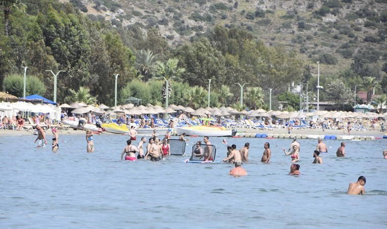 Bodrum'da hava sıcaklığı 38 dereceyi gördü: Turistler sahile akın etti