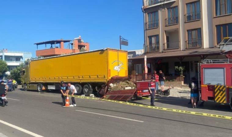 Çanakkale'de otomobile ve park halindeki tıra çarpan kamyonetteki 2 kişi öldü