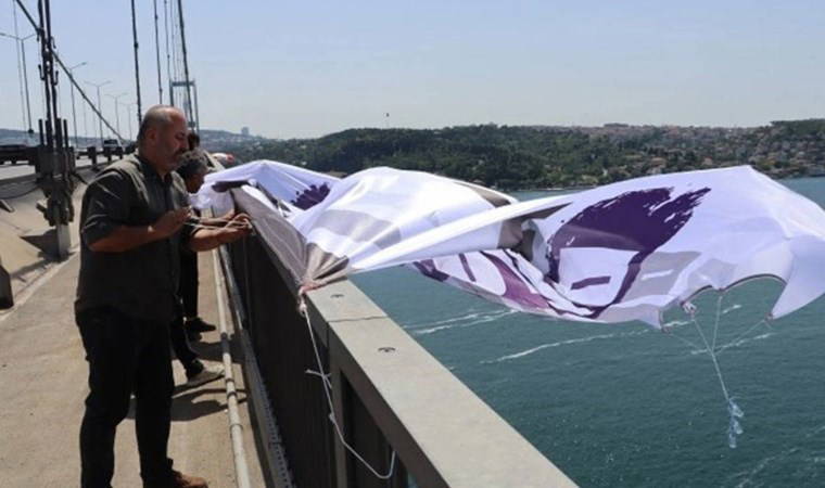 DEM Partili vekiller Boğaziçi Köprüsü'ne 'Kayyum defol' pankartı astı