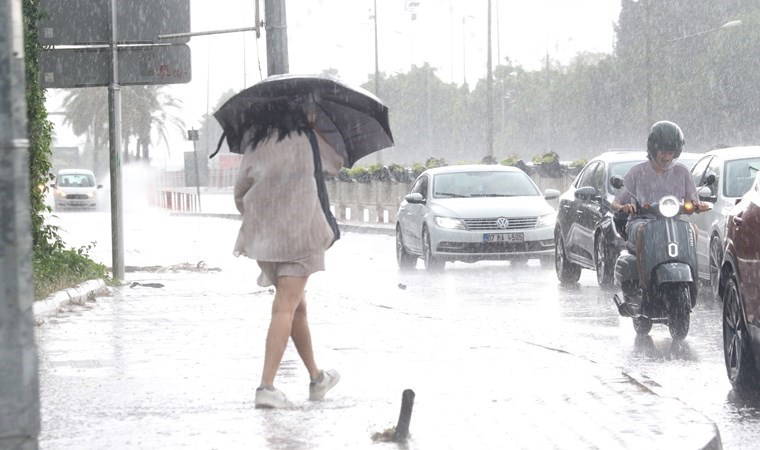 Fırtına ve yağmur Antalya'da yaşamı felç etti